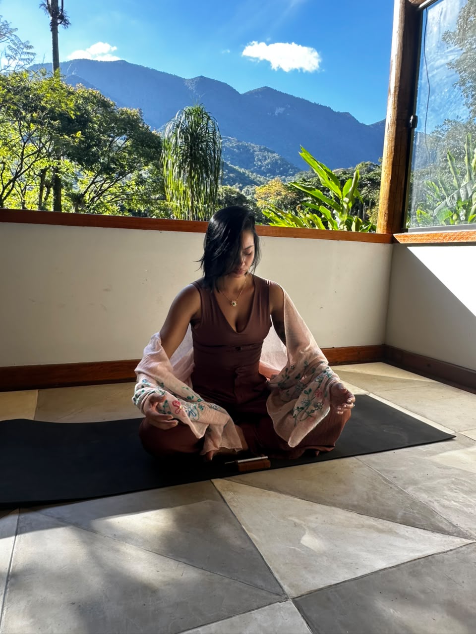 Leticia Moutinho meditando na Tekoá, cenário da experiência